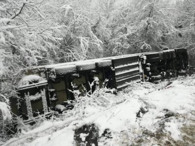 Тир с шоколад се обърна в дере край Бяла