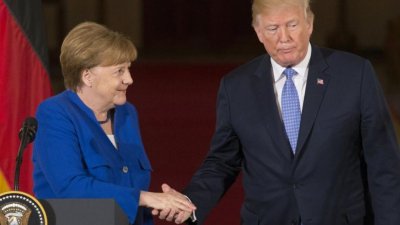Меркел гневна от закрития туитър на Тръмп