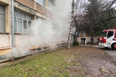 Пожар в мазето на 93 - то училище "Александър Теодоров Балан" (СНИМКИ)   