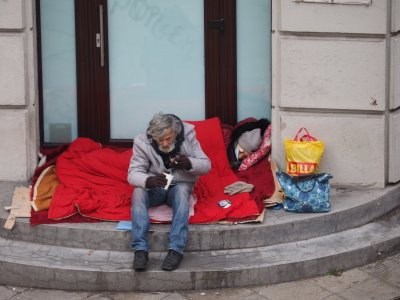ПОМОЩ! Бездомница умира на улицата в София