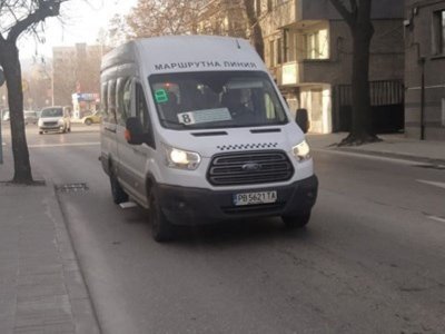Потрес: Циганка псува и плюе учителка в маршрутка в Пловдив