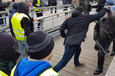 12 полицаи бяха ранени на протест във Франция