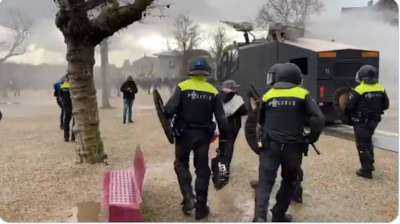 В Нидерландия разпръснаха с водни оръдия протест срещу карантинните мерки