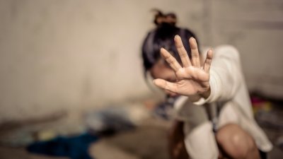 Млад мъж преби приятелката си в Ямбол