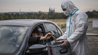 Паника и жестоки глоби в Чехия, първи са по брой новозаразени