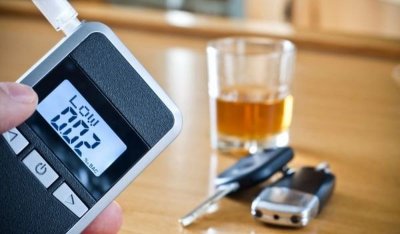 Мъртво пиян водач помете кола и си продължи по пътя