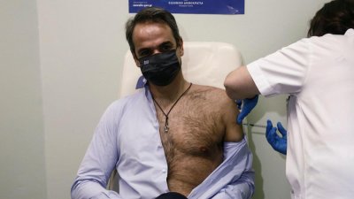 Радвайте се, дами: Гръцкият премиер се разголи за... ваксина