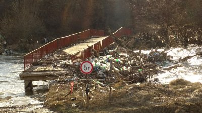 Сметище се образува на мост на р. Струма край Невестино