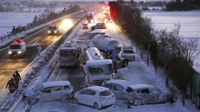 Верижна катастрофа със 130 автомобила в Япония (ВИДЕО)