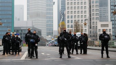 Мъж нападна с нож хора във Франкфурт
