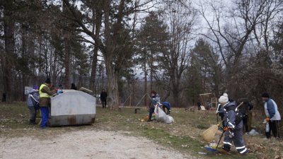 Мездра проплака от мърлячи