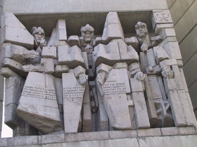Арестуваха младежи за екстремно селфи на паметник в Шумен