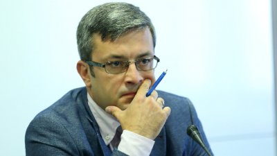 Протестиращи посрещат Тома Биков пред БНТ