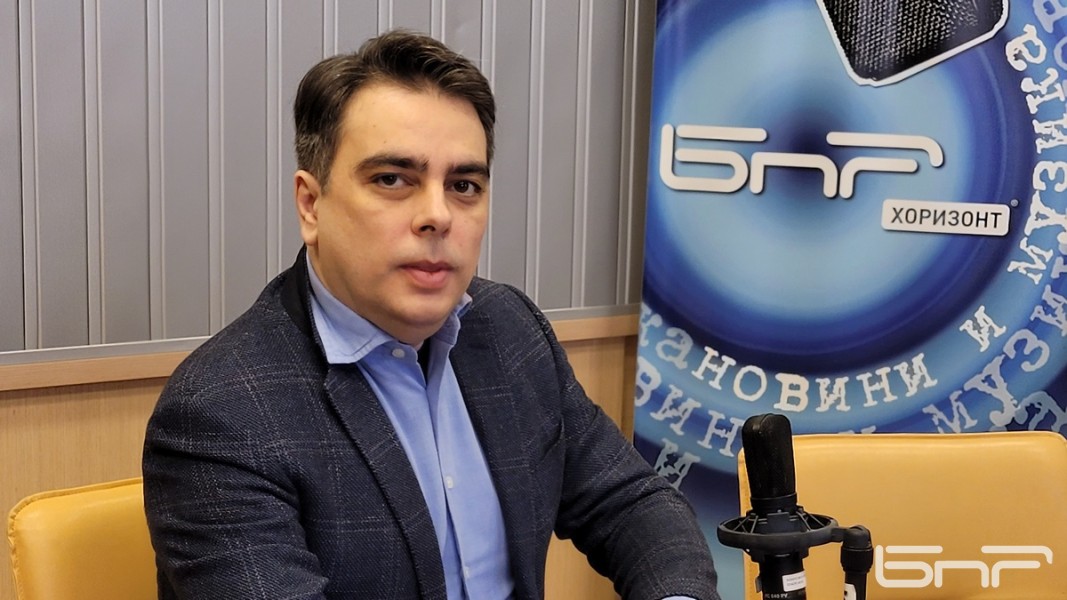 Асен Василев се присмя на Бойко: Подарява кученца на Путин, за да не му спре газа