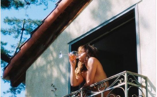 Хали Бери се показа гола на балкона (СНИМКА)