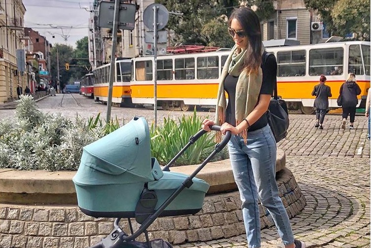 За сефте: Луиза Григорова разходи бебето