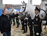 снимка 3 Путин язди Златен лъч с полицайки