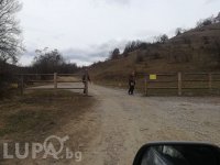 снимка 1 Само в Lupa.bg: Феодал прегради с ток общински път (ГАЛЕРИЯ)