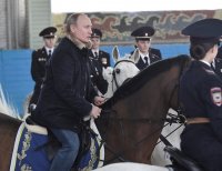 снимка 1 Путин язди Златен лъч с полицайки