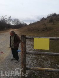 снимка 4 Само в Lupa.bg: Феодал прегради с ток общински път (ГАЛЕРИЯ)