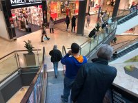 снимка 11 Lupa видя: Народът се юрна в моловете - обикаля, но не купува 