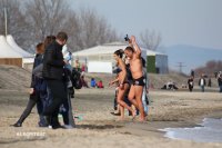 снимка 3 Жажда за живот: Бургазлии изпълзяха на плажа, мадамите се разсъблякоха (СНИМКИ)