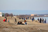 снимка 13 Жажда за живот: Бургазлии изпълзяха на плажа, мадамите се разсъблякоха (СНИМКИ)