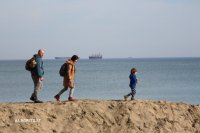 снимка 5 Жажда за живот: Бургазлии изпълзяха на плажа, мадамите се разсъблякоха (СНИМКИ)