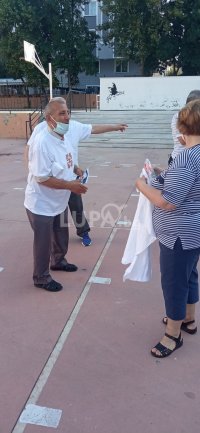 снимка 2 Само в Lupa.bg: Нашенци раздават тениски с шевици в Турция (ГАЛЕРИЯ)