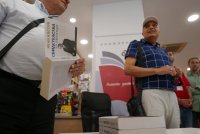 снимка 5 Костов дава автографи в жегата с бяла шапка (супер снимки)