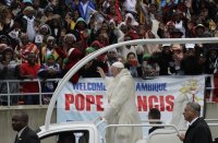 снимка 7 Истерия около посещението на папа Франциск в Мозамбик, той призова за мир и социална справедливост (СНИМКИ)