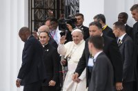 снимка 2 Истерия около посещението на папа Франциск в Мозамбик, той призова за мир и социална справедливост (СНИМКИ)