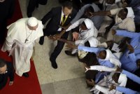 снимка 1 Истерия около посещението на папа Франциск в Мозамбик, той призова за мир и социална справедливост (СНИМКИ)