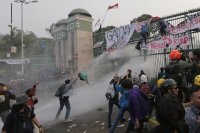 снимка 5 Насилие и смърт завладя Индонезия - най-малко 20 са убити по време на студентски протести (СНИМКИ)