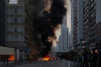 снимка 7 Военно положение в Хонг Конг: Водни оръдия и сълзотворен газ (СНИМКИ)