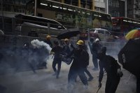 снимка 8 Военно положение в Хонг Конг: Водни оръдия и сълзотворен газ (СНИМКИ)