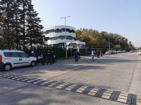 снимка 12 ИЗПЪЛКОМЪТ ЗАПОЧНА! Над 100 журналисти и много полиция пред базата в Бояна