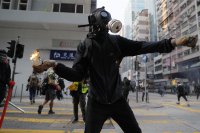 снимка 1 Военно положение в Хонг Конг: Водни оръдия и сълзотворен газ (СНИМКИ)