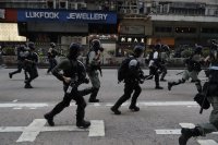 снимка 13 Военно положение в Хонг Конг: Водни оръдия и сълзотворен газ (СНИМКИ)
