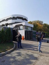 снимка 10 ИЗПЪЛКОМЪТ ЗАПОЧНА! Над 100 журналисти и много полиция пред базата в Бояна