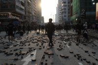 снимка 3 Военно положение в Хонг Конг: Водни оръдия и сълзотворен газ (СНИМКИ)