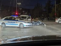 Моторист е с опасност за живота след катастрофа на кръстовище в София