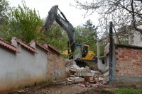 снимка 3 Разрушиха незаконни цигански къщи в Стара Загора (СНИМКИ)