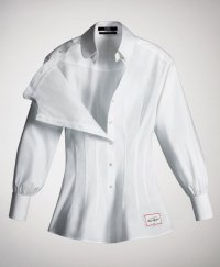 снимка 1 Представят колекция от бели ризи в памет на Карл Лагерфелд (ГАЛЕРИЯ)