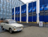 снимка 1 Трабантът на Паси блесна пред централата на НАТО 