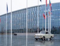 снимка 3 Трабантът на Паси блесна пред централата на НАТО 