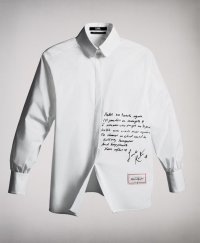 снимка 3 Представят колекция от бели ризи в памет на Карл Лагерфелд (ГАЛЕРИЯ)