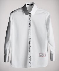 снимка 2 Представят колекция от бели ризи в памет на Карл Лагерфелд (ГАЛЕРИЯ)