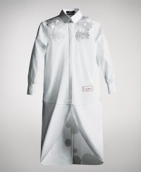 снимка 5 Представят колекция от бели ризи в памет на Карл Лагерфелд (ГАЛЕРИЯ)