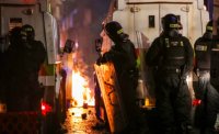 Над 60 полицаи са ранени при безредиците в Северна Ирландия
